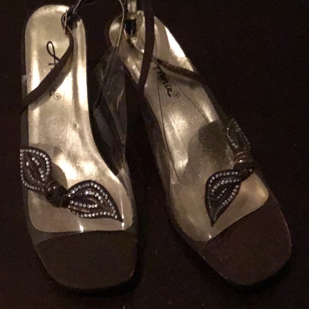Women shoes never worn size 8 w in mint condition